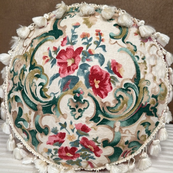 Two decorative floral accents throw pillows - Picture 2 of 11